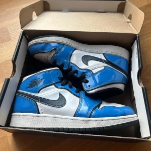 JORDAN Signal Blue Skor - Säljer mina as balla Jordans i färgen ”Signal Blue”. Stl 37,5. Köptes på Merch Sweden och är i jätte bra skick. Inga tydliga defekter alls, lite smutsiga just nu och lite creesade. Köptes för 2500kr, säljes för bara 500kr då jag vill bli av med de.🩵🩵