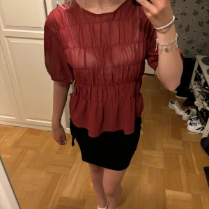 Vinröd topp - Endast använd en gång men säljer då den är lite stor för mig. Nypris 450