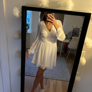 Studentklänning - Säljer min studentklänning som har använts en gång! Köpt för 599, nypris 350kr Storlek 36. Från Bubbleroom. 