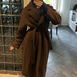 Kappa - Superfin Vinter/höstkappa från Ellos!  Mycket tung och fin kvalité.  Längd: 120 cm Bredd: 60 cm   Storlek 44-46 vilket motsvarar XXl-XXXL men sitter mer som en oversize L-XL. Sitter även superfint på mig som är en M.   