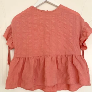 Blus  - Korall/rosa blus från Asos med knytband på ärmarna! Storlek 36! Aldrig använd!! Pris går att diskutera!  Frakt ingår ej!🩷