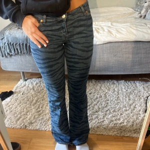 Zebra jeans - Ascoola jeans i zebra mönster😍 Perfekta till både tema-fest o till vardags🔥Dom sitter naturligt smickrande på kroppen!