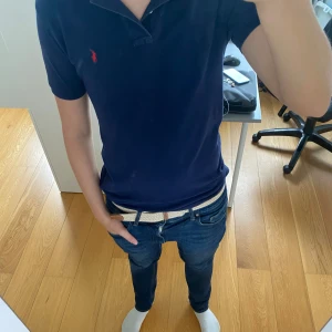 Ralph lauren pike  - Säljer min mörkblåa Ralph lauren pike pga av att den har blivit för liten. De e i rätt bra skick 8/10 och passar xs/s.  Pris kan diskuteras vid snabb affär