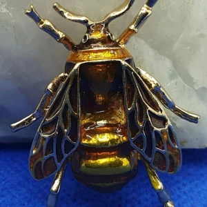 Brosch - Ett bi - Den här broschen i form av ett bi är ca 3.5 × 3 cm.