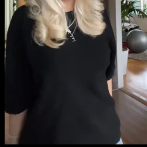 Svart trekvartsärmad stickad tröja  - Skit snygg stickad tröja, perfekt nu till hösten!!💖💖🩷🍁