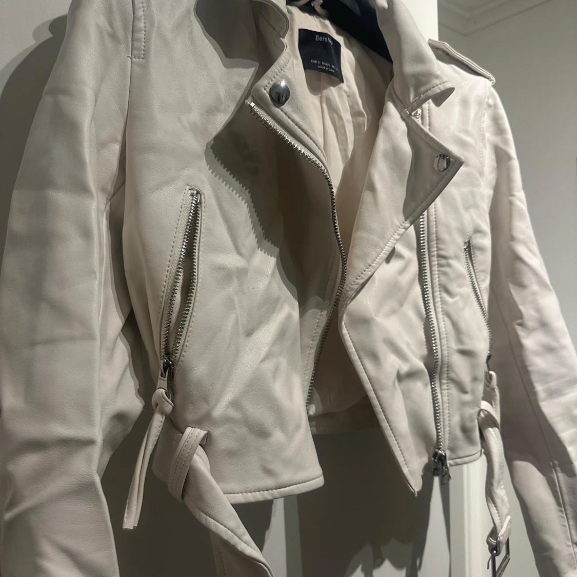 Vit skinnjacka från KappAhl