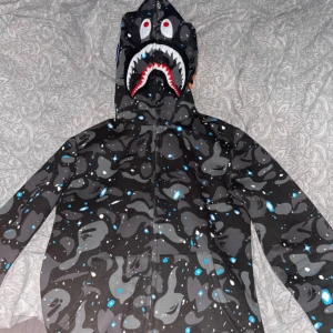 Bape tröja  - Säljer min äkta bape hoodie som ja fick i present. De är en storlek S inga defekter den är helt som ny, den lyser även i mörkret när den varit i ljus lite. Hör av dig vid frågor.