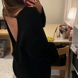 Tröja - Stickad tröja med öppen rygg från gina. Slutsåld på hemsidan 🥰