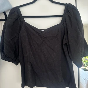 Linne blus - Svart linneblus från hm med liten puffärm. Jättefin men kommer ej till använing längre