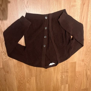 Brun kofta 158/164 - Fin sparsamt använd kofta. Fin brun färg. 