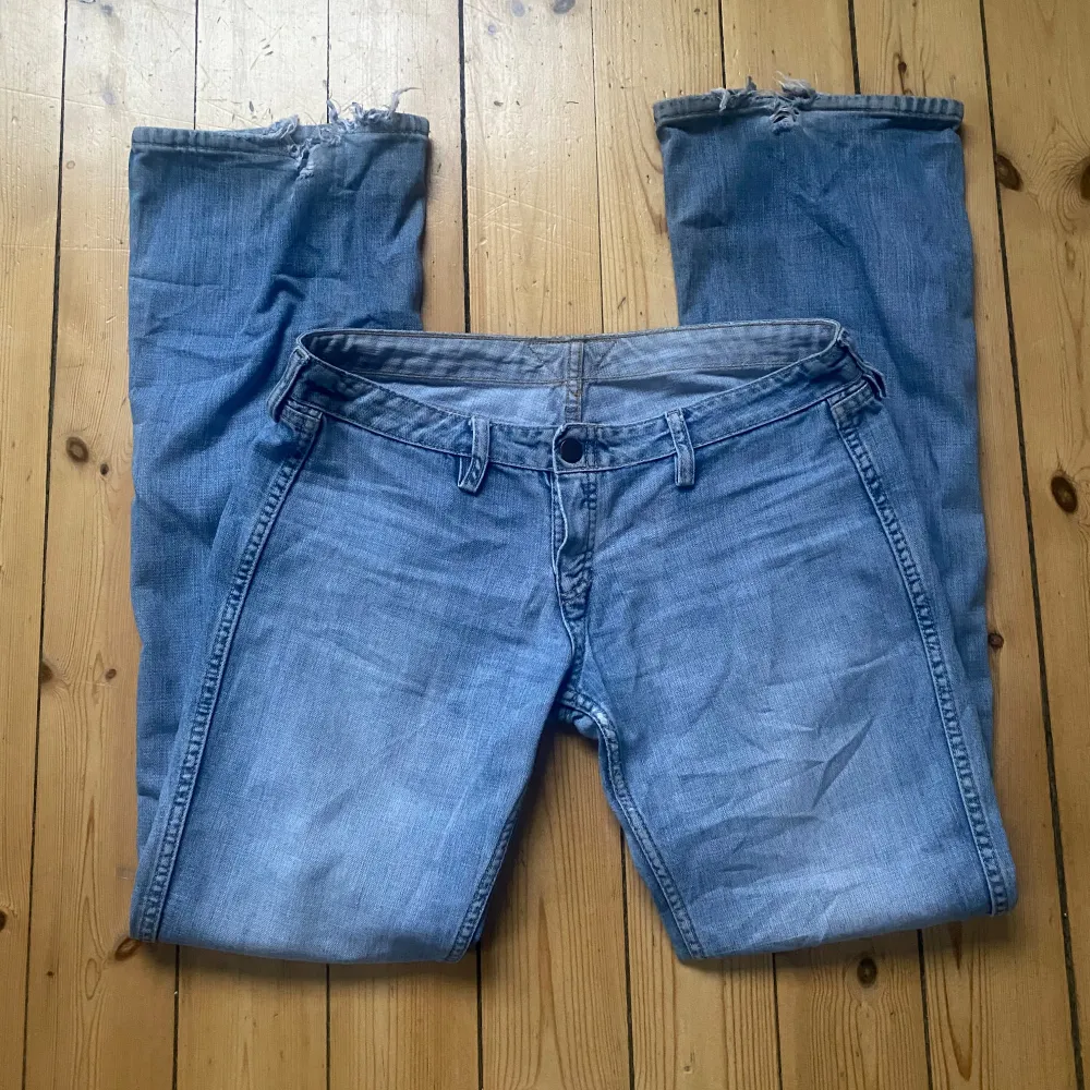 Säljer ett par blå jeans med en cool, sliten look. De har en klassisk femficksdesign och är gjorda av slitstarkt denim. Perfekta för en avslappnad stil med lite edge. Passar bra till både vardag och fest!. Jeans & Byxor.