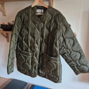 Grön jacka - Super fin jacka, ny med prislapp så aldrig använd!