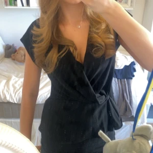Zara blus  - Säljer denna super snygga och populära Zara blusen, storlek S och endast använd 1 gång så inga defekter💋 Passar perfekt att dress up och dress down💋Skriv vid fler bilder eller vid frågor💋
