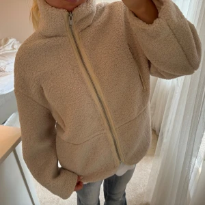 Beige teddyjacka med dragkedja - Teddyjacka från h&m i storlek xs, så så fin!!! Väldigt varm o mysig🥰🥰 