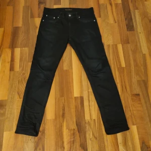 Nudie Jeans W30 L30 - Säljer ett par Nudie jeans. Modell Lean Dean. Mycket gott skick 4.5/5. Nypris ca 1600.