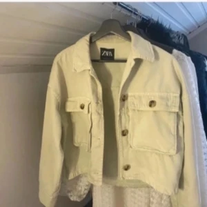 Zara Jeansjacka - Superfint skick förutom att knapparna på fickorna saknas