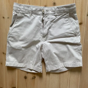 Shorts  - Säljer ett par shorts från HM eftersom de passar inte mig längre. De liknar chinos i materialet och har bra passform. Väldigt bra skick. 