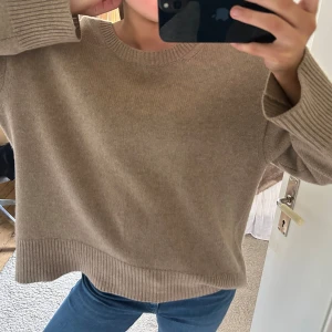 SoftGoat tröja  - 100% kashmirtröja från SoftGoat i storlek M. Något nopprig men inte alls mycket eller något man tänker på! 