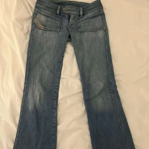 Diesel jeans - Säljer dom här jätte fina disel jeansen i jätte bra skick. Bilderna är lånade av tjejen jag köpte dom av här på Plick Säljer för att dom inte kommer till användning längre. Hör av dig vid frågor. Pris kan alltid diskuteras❤️