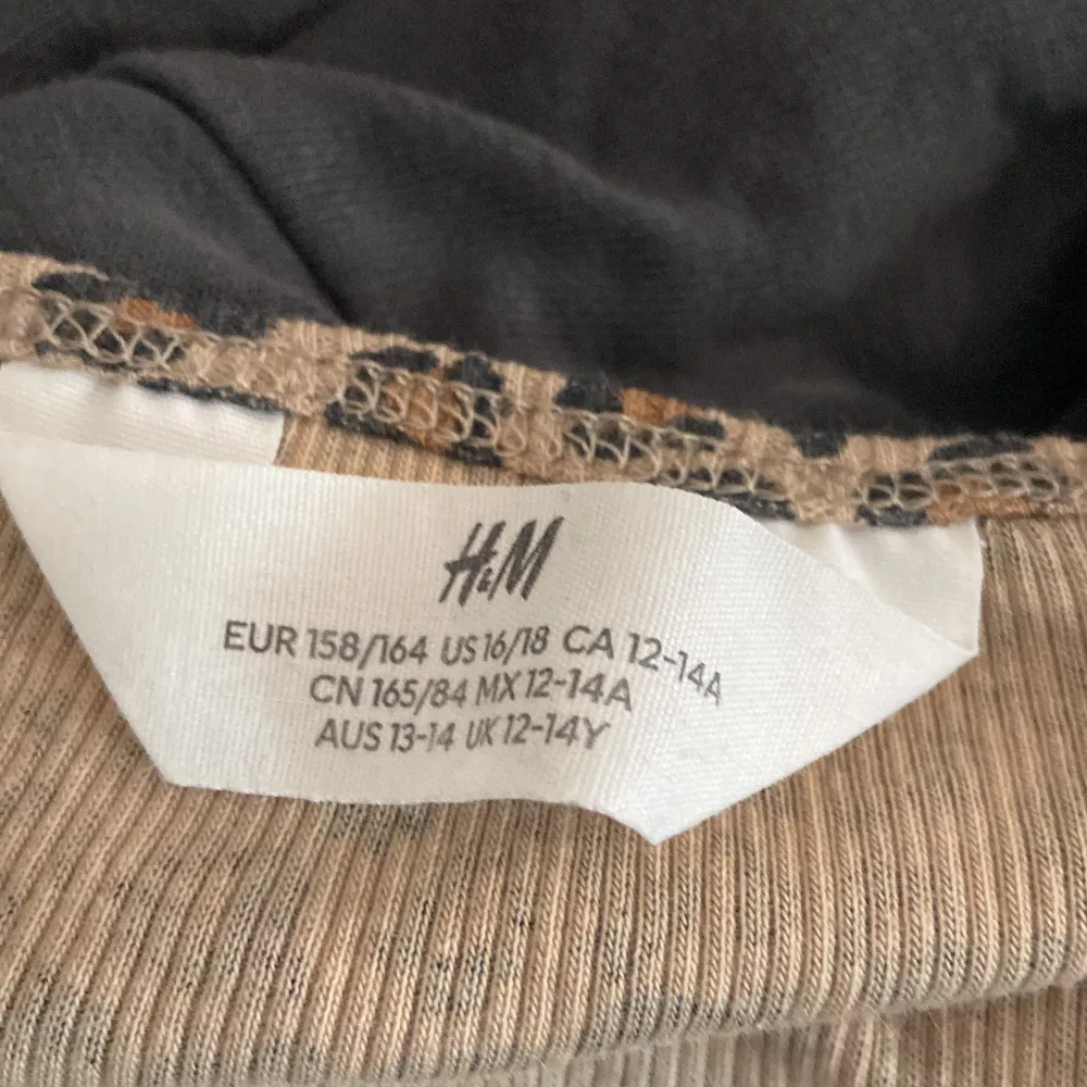 Trendigt Leopard mönstrad linne från h&m, köpte för 60 kr. Toppar.