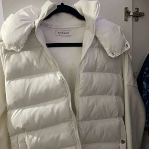 Moncler Cardigan  - Moncler Cardigan, en unik modell, många söker den! Bästa priset. Alla storlekar finns och olika modeller om ni söker en annan modell! Hör av er för bästa priset. 
