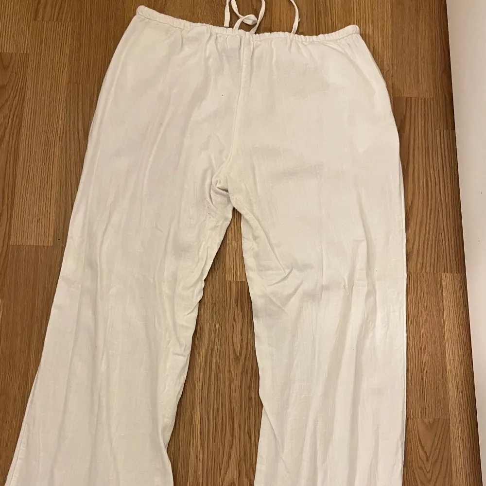 Linnebyxor från hm köpta för 200 kr förra året, använda 5 gånger, ny skick❤️❤️. Jeans & Byxor.