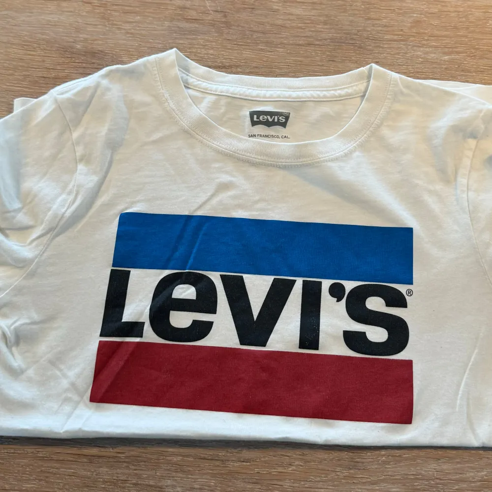 Hejsan. Säljer en vit Levis T-Shirt i storlek 140. Skriv vid funderingar🤔. T-shirts.