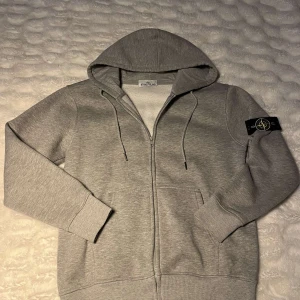 Stone island tröja zip - Tja säljer nu en Stone island zip hoodie i storlek M (vuxenstorlek). Inga defekter. Nypris ca 3500kr