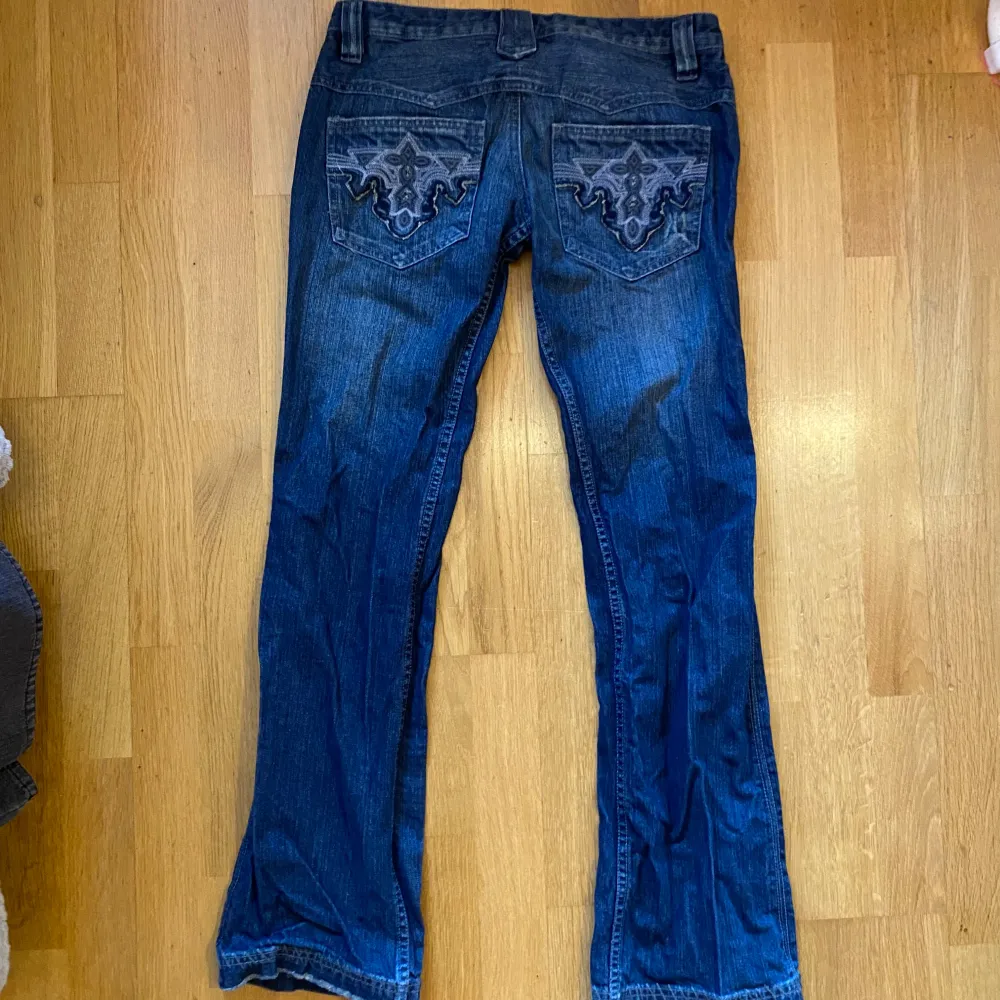 Lowwaist bootcut jeans med coola bakfickor. Midjemått: 38 cm Innerbenslängd:78 cm. Jeans & Byxor.