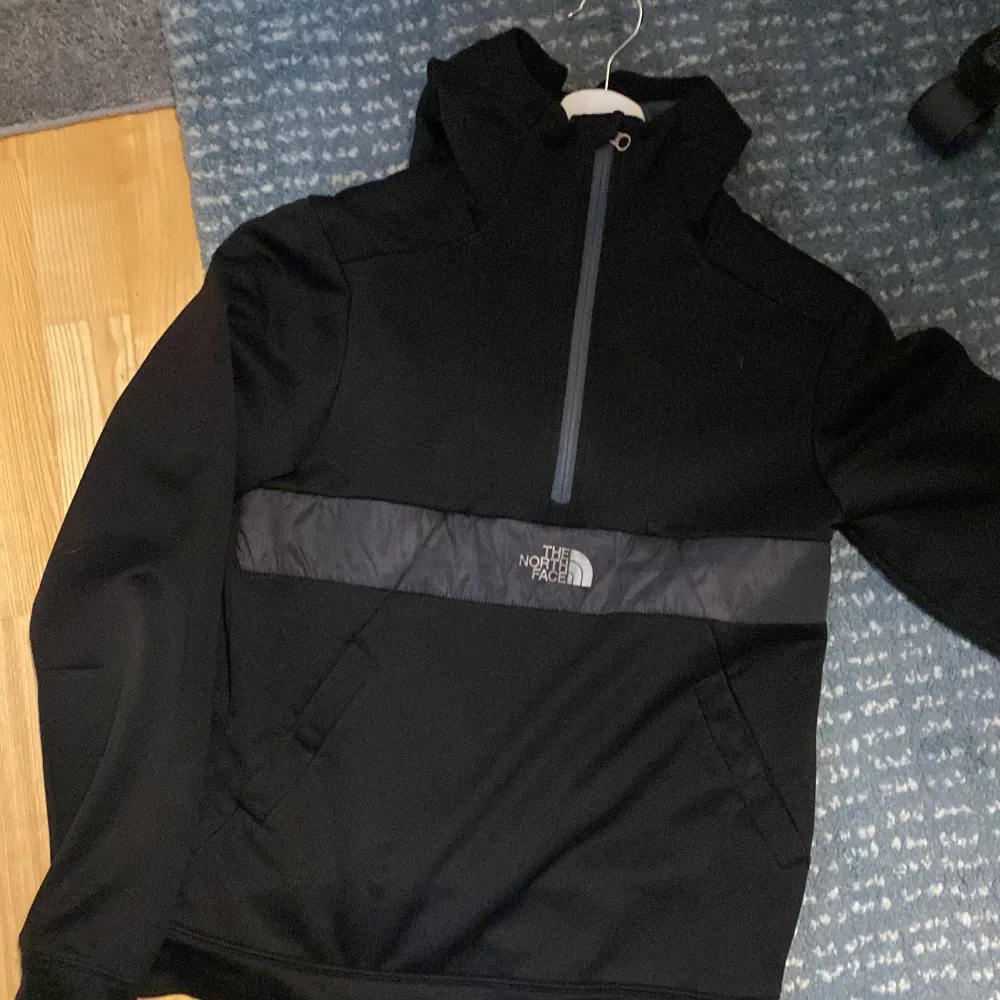 North face hoodie storlek S svart . Hoodies.