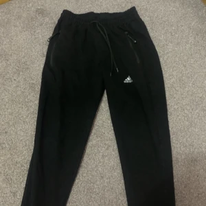 Adidas sweatpants/ mjukisbyxor - Jag säljer mina adidas mjukisbyxor. Pris kan diskuteras