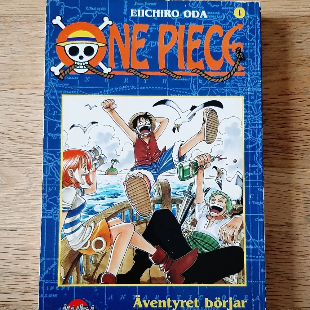 Volym 1 på svenska av den populära mangaserien One Piece. Boken är lite sliten i kanterna (se bilderna) men är fortfarande i bra skick. Skriv om det finns frågor, och kontakta mig gärna innan köp♡. Övrigt.