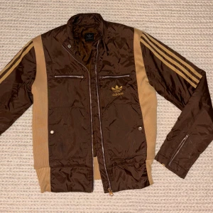 Adidas jacka  - Vintage adidas jacka i måttligt skick 💕 