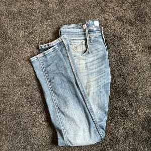 Säljer dessa replay jeans i perfekt skick med slitningar, storlek W29 och L32! Pris ej hugget i sten så kom med förslag!