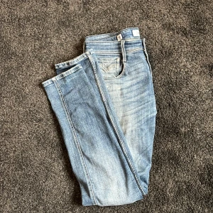 Replay Anbass Jeans - Säljer dessa replay jeans i perfekt skick med slitningar, storlek W29 och L32! Pris ej hugget i sten så kom med förslag!