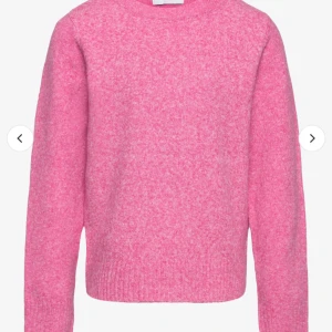 Stickad tröja  - En stickad tröja från vila i rosa färg. Aldrig använd då den var för liten på mig. Om du är storlek S så sitter den lite oversized. Inga fläckar eller hål. Nypris 300 kr säljer för 100 kr.💕