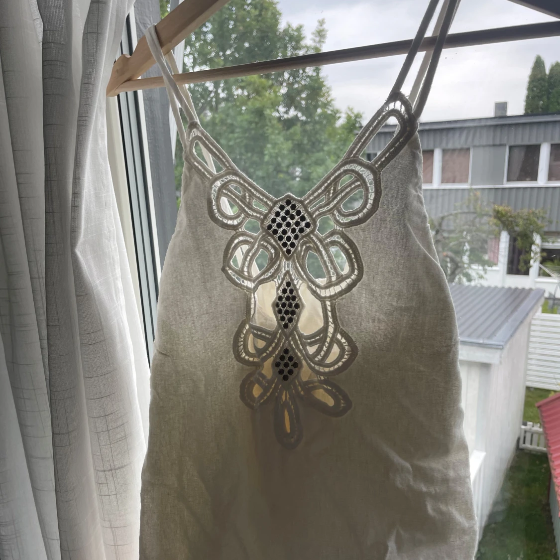 Vit linne med spetsdetaljer - 90