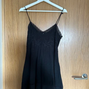 Klänning ZARA - Kort svart klänning från ZARA, storlek S. Helt ny och oanvänd. Jättegullig på sommarkvällar men oxå till ett bar boots i höst. Hör av er för frågor!!!