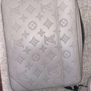 Lv Axel väska  - Väldigt bra kvalite använt Max 10 gånger väldigt fräsch till olika outfits