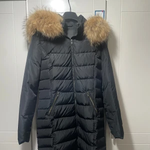 Rock and blue jacka dam  - Använt en vinter, äkta päls, svart, 36, lång, köpt från johnells