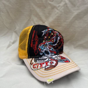 Färgglad keps med broderad design - Säljer en unik Ed Hardy keps, deadstock med tag.