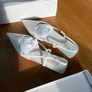 Skor - Super fina skor från Nelly i storlek 39. Endast provat en av skorna så i nyskick. Bandet vid hälen är stretchigt.