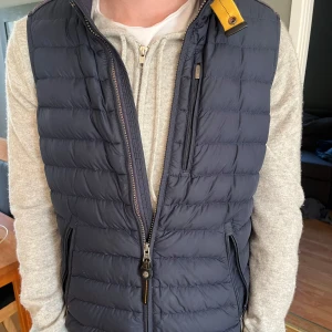 Parajumper väst - Säljer nu min parajumper väst som är i otroligt bra skick. Västen är i storlek xs men passar även S