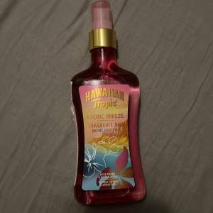 Hawaiian tropic body mist! Luktar ”juicy mango & golden amber”🏝️🍭🥭🌉🫧 Innehåller 250 ml