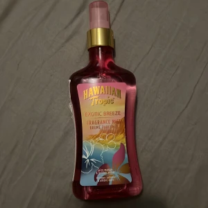 Hawaiian tropic bodymist - Hawaiian tropic body mist! Luktar ”juicy mango & golden amber”🏝️🍭🥭🌉🫧 Innehåller 250 ml