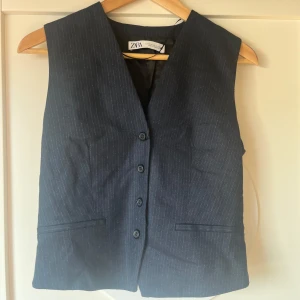 Ny Kostymväst från Zara - Skitsnygg helt ny kostymväst från Zara! Perfekt middags eller partytopp! Nypris 299