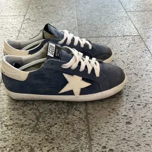 Säljer nu mina blå golden goose skick 7/10 då det är en liten defekt på sulan men inget som märks när man använder de riktigt sköna har tvättat de och tagit hand om de väl skriv om du har frågor🍾🍾