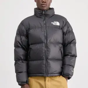 Säljer en snygg och varm svart pufferjacka från The North Face. Jackan har en dragkedja framtill och är perfekt för kalla vinterdagar. Den  har en normal passform. Perfekt för både vardag och utomhusaktiviteter. Ny pris 3800kr, priset kan diskuteras 