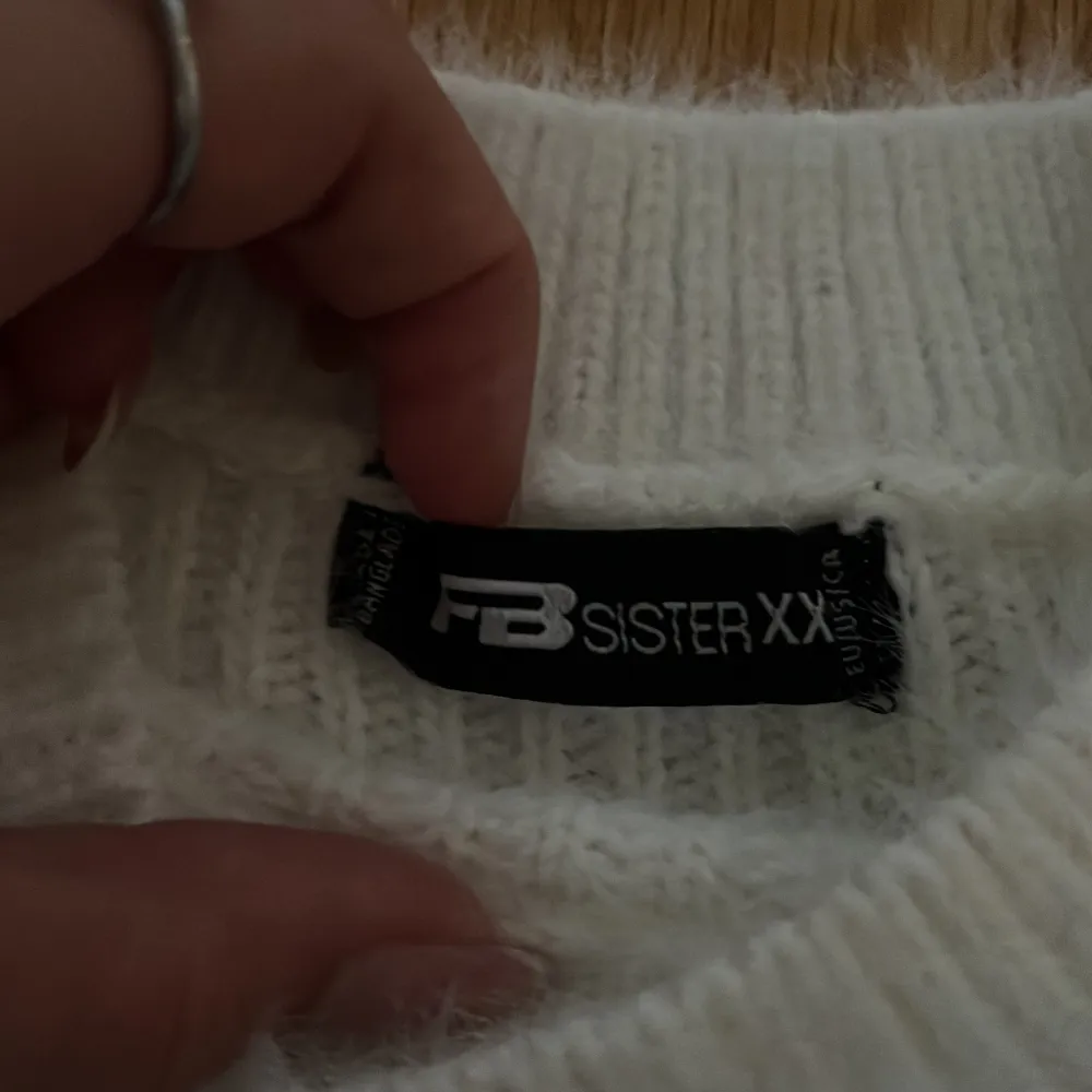 Säljer en superfin vit stickad klänning från FB Sister. Den är långärmad och har en tight passform som verkligen framhäver figuren. Perfekt för höst och vinter när du vill vara både varm och stilren. Klänningen är i nyskick och redo för nya äventyr!. Mekot.