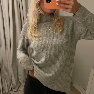 Grå stickad tröja - Säljer en supermysig grå stickad tröja med turtle neck och ribbad struktur. Fint skick! Storlek M💘